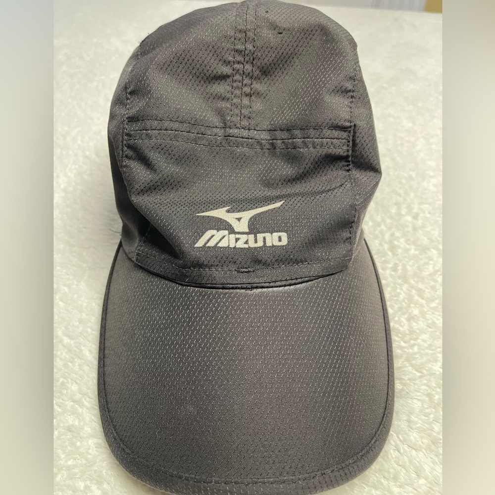 Mizuno running hat in Black adjustable back